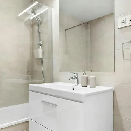Apartment Eye Pool & Parking Free